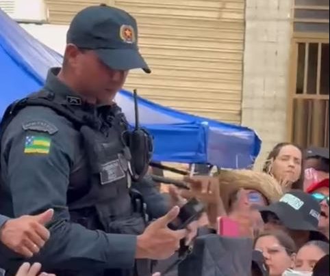 Polícia Militar prende mulher em flagrante com nove celulares furtados durante o Festival da Mandioca