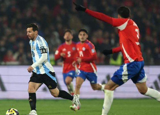 Argentina vence Chile com assistência de Almada e deixa rival quase fora da Copa