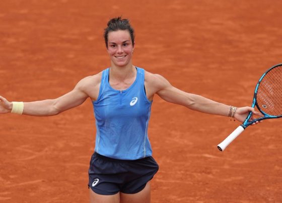 De polêmica a recorde: conheça a única francesa que segue em Roland Garros