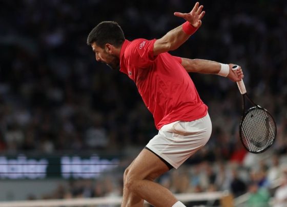 Djokovic vira, elimina Zverev e encara Sinner na semifinal em Roland Garros