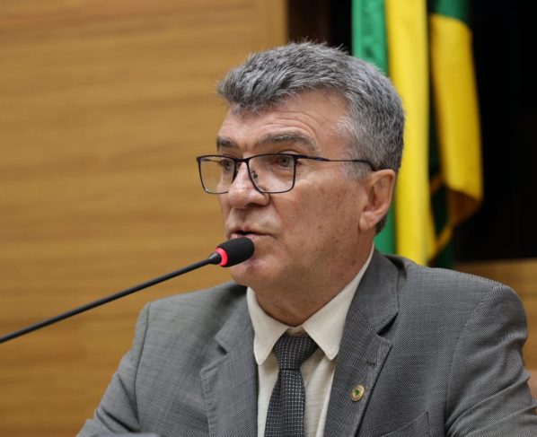 Garibalde Mendonça presta homenagem a André Barros na Alese