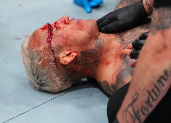 Ilia Topuria prova que é ‘de verdade’, nocauteia Charles do Bronx e vira duplo campeão do UFC