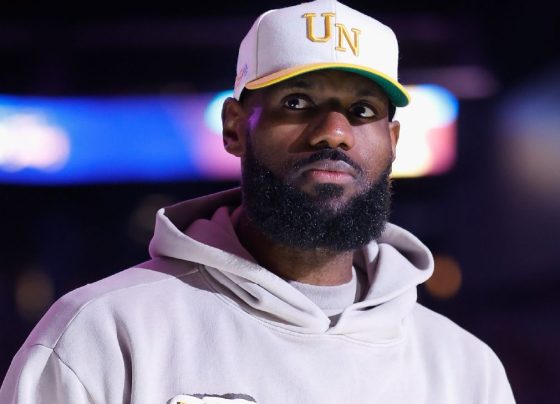 LeBron decide ficar nos Lakers em cláusula de R$ 288 milhões, mas ‘faz pressão’