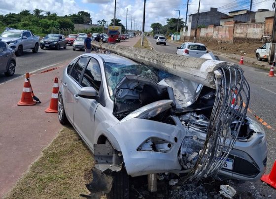 Motorista perde o controle, invade ciclovia e derruba poste de 16 metros