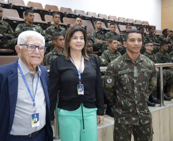 Oficiais do 28º BC participam do projeto Visita à Casa do Povo