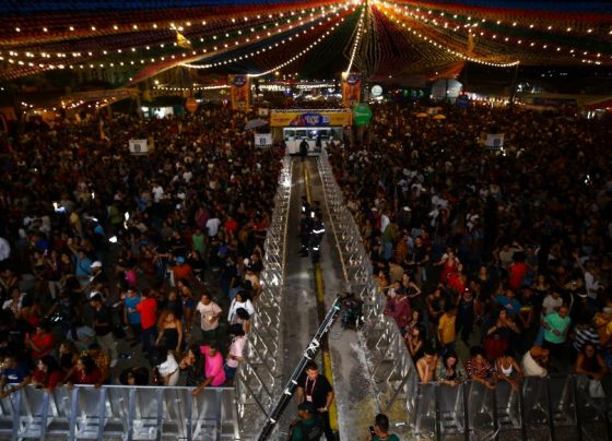 PÚBLICO LOTA PRAÇA HILTON LOPES PARA CURTIR SHOWS DA PRIMEIRA NOITE DO FORRO CAJU 2025 NO MERCADO – FaxAju