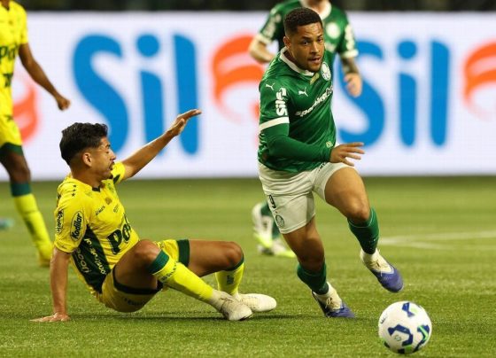 Abel Ferreira admite má fase, mas defende Vitor Roque no Palmeiras