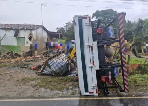 Caminhão tomba após sair da pista e destrói residência em Itaporanga – FaxAju