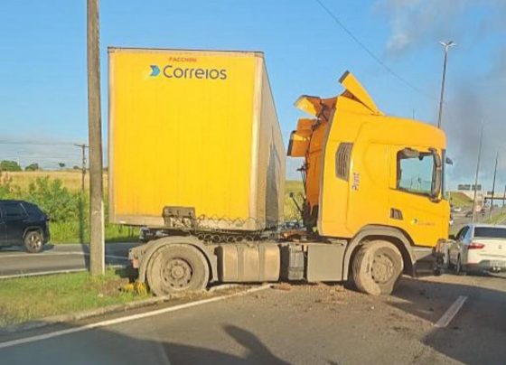 Carreta dos Correios sai da pista na BR-101, em Nossa Senhora do Socorro – FaxAju