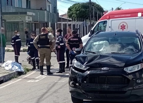 Condutor de ciclomotor desrespeita sinalização, colide com veículo e carona morre