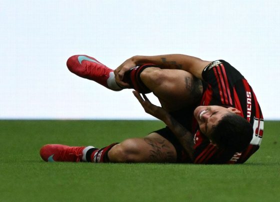Corte de 8cm e exposição óssea: Flamengo atualiza sobre lesão de Ayrton Lucas