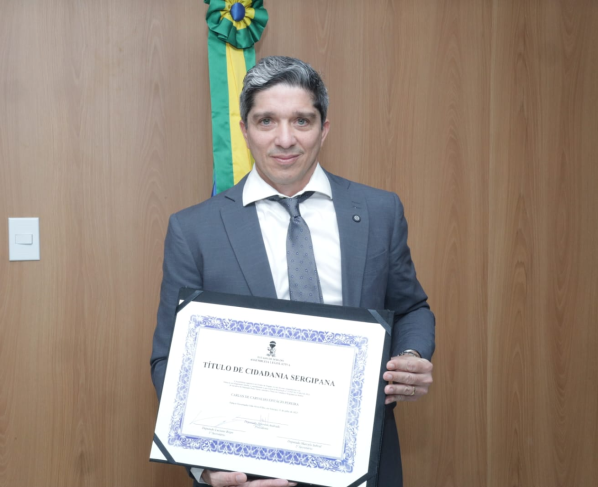 Dr. Carlos de Carvalho recebe Título de Cidadão Sergipano
