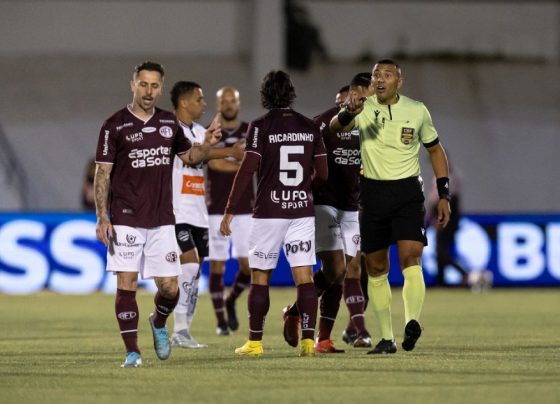 Ferroviária x Athletic na Série B tem empurrão a árbitro e quatro expulsões