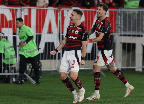 Flamengo vence Atlético-MG e assume liderança do Brasileirão