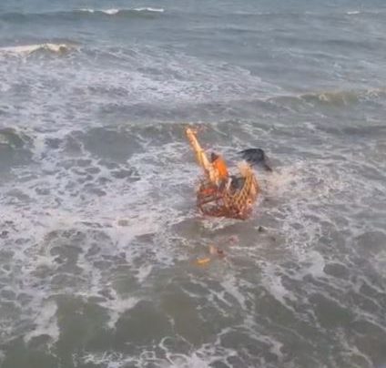 GTA resgata adolescentes presos em embarcação durante maré alta no litoral sul de Sergipe