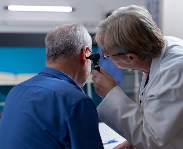 Médico examinando o paciente
