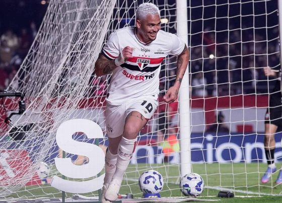 Luciano faz dois, São Paulo domina o Corinthians e vence a primeira com Crespo