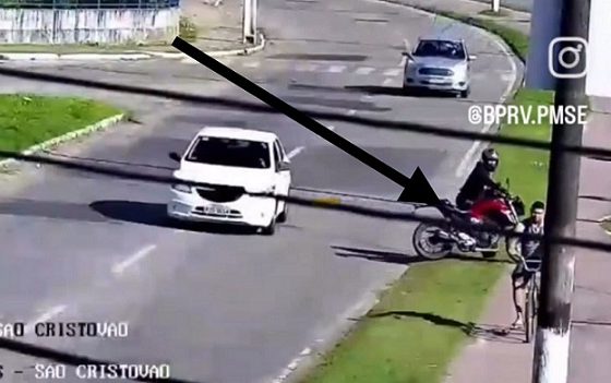 Motociclista é flagrado empurrando moto sobre ciclovia em São Cristóvão; infração é gravíssima