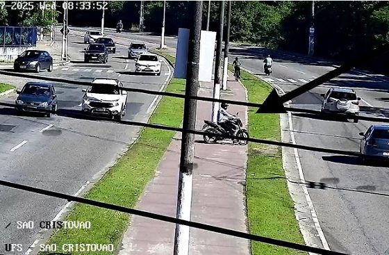 Motociclista flagrado pulando canteiro pagará multa de R$ 1.465 e terá habilitação suspensa automaticamente