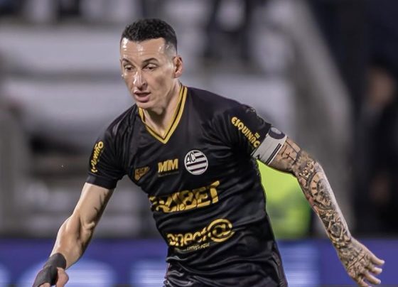 O zagueiro da Série B que une Ronaldinho, Neymar e Luxemburgo no currículo
