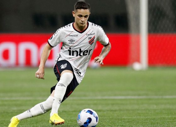 Palmeiras negocia a contratação de Khellven, ex-Athletico-PR