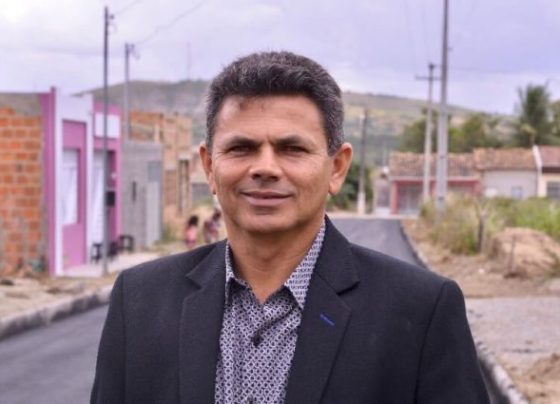 Prefeito Valmir assina PL que garante auxílio de R$ 200 a alunos da EJA em Itabaiana – Portal Imprensa 1