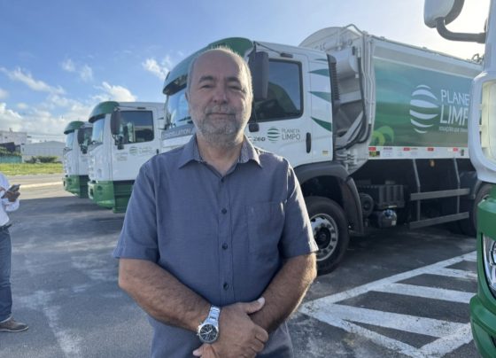 Prefeitura de Socorro recebe novos caminhões para coleta de lixo no município