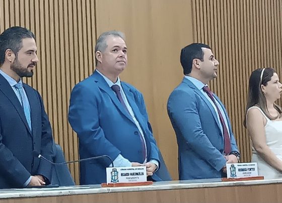Rodrigo Fontes se licencia do mandato e presta homenagem à enfermagem durante posse do suplente