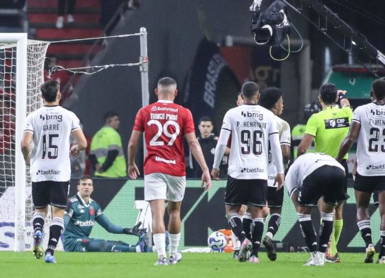 Vasco empata com Inter e empurra Santos para o Z-4 do Brasileirão