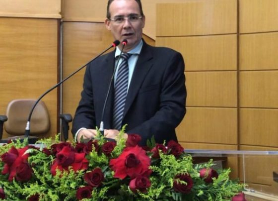 Vice-governador Zezinho Sobral é hospitalizado após passar mal na Praia da Caueira