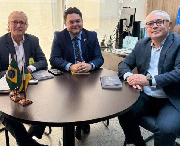 Alese renova parceria com Academia de Letras Jurídicas e planeja eventos