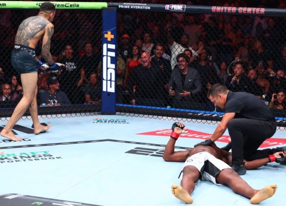 Carlos Prates dá show no UFC 319 e deixa rival no chão com cotovelada
