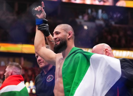 Chimaev atropela Du Plessis e é campeão com ‘maior surra’ da história do UFC