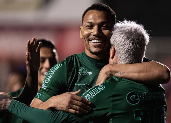 Coritiba vence Vila Nova e dorme na liderança da Série B do Brasileirão