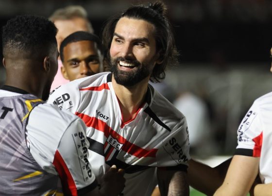Léo Gamalho estreia com dois gols e fica perto de recorde na Série B