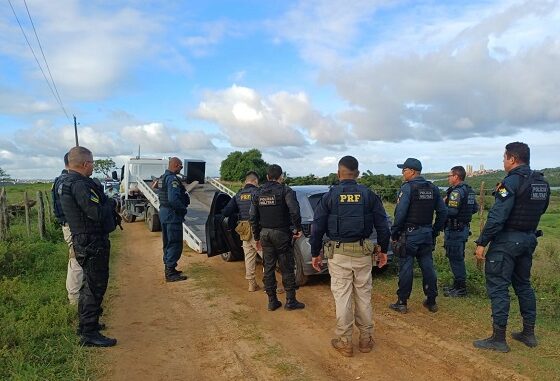 Polícia Rodoviária Federal recupera carro clonado e apreende pistola após perseguição na BR-101