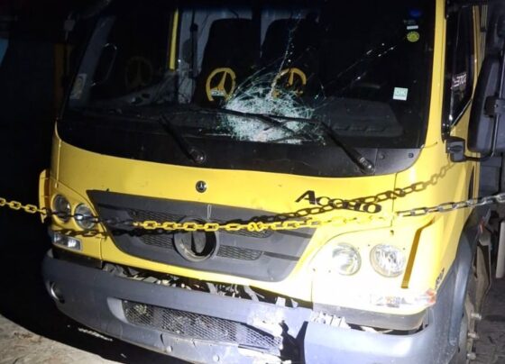 Três pessoas morrem após colisão entre caminhão e moto na rodovia SE-230, em Canindé de São Francisco
