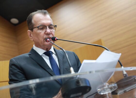 Adailton Martins recebe documentos sobre regulamentação de empresa que atua no Hospital da Criança