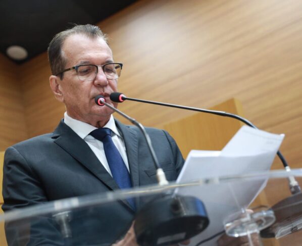 Adailton Martins recebe documentos sobre regulamentação de empresa que atua no Hospital da Criança