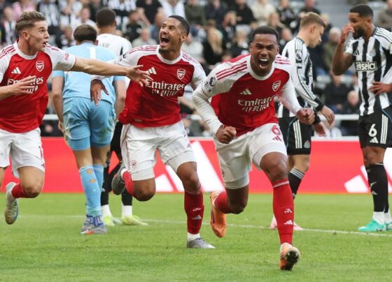 Arsenal vira sobre o Newcastle com gol heroico de Gabriel Magalhães e encosta no Liverpool