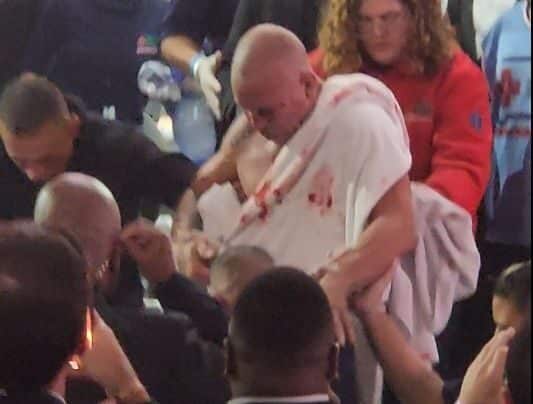 As imagens de Wanderlei Silva saindo amparado após desmaiar durante confusão generalizada com Popó