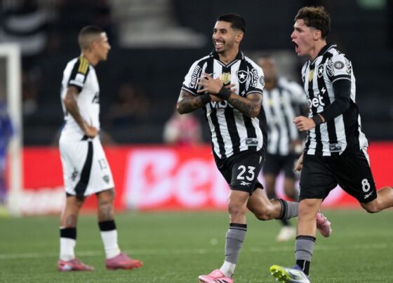 Botafogo vence Atlético-MG com um a menos e dorme no G-4 do Brasileirão