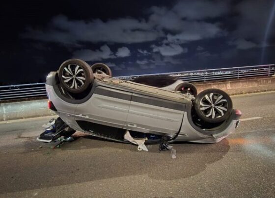 Carro capota após colisão na ponte entre Aracaju e Barra dos Coqueiros – FaxAju