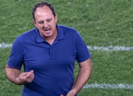 Ceni diz que Palmeiras ‘só faz ligação direta’ e ironiza: ‘Joga no sintético e reclama do natural? Fica feio’