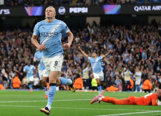 City aproveita expulsão e vence Napoli em curto reencontro com De Bruyne