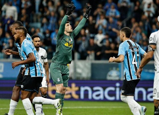 Com gol de Volpi no fim, Grêmio busca empate com Botafogo em jogo polêmico pelo Brasileirão