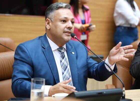 Deputado fala sobre destinação de emendas para reforma de escola, em Lagarto