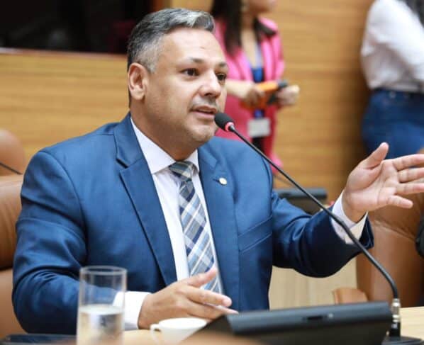 Deputado fala sobre destinação de emendas para reforma de escola, em Lagarto