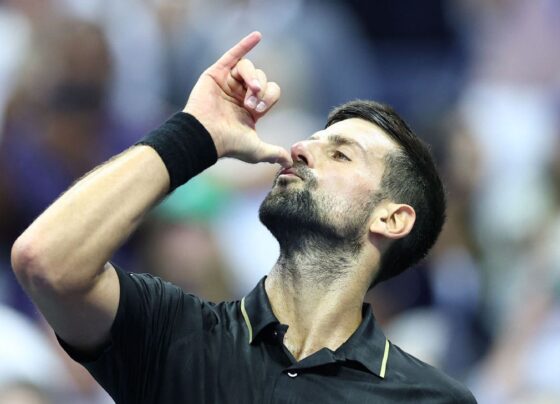 Djokovic domina Fritz, frusta torcida dos EUA e vai enfrentar Alcaraz na semifinal do US Open