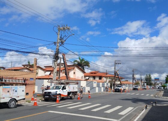 ENERGISA REMOVEU QUASE 9,9 TONELADAS DE CABOS CLANDESTINOS DE POSTES NO BAIRRO COROA DO MEIO